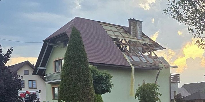 Skutki burzy w Bukowej. Zerwane dachy i nowe, groźne ostrzeżenie IMGW