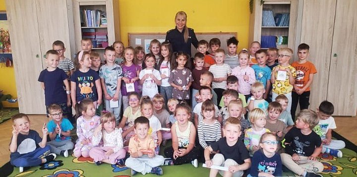 Aktualności: Dzielnicowa rozmawiała z przedszkolakami-56330