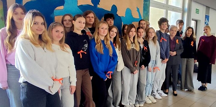 Relacja z Dnia Pomarańczowej Sznurówki w I LO im. ONZ-56710