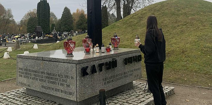 Harcerze „IGNIS” sprzątali groby partyzantów w Biłgoraj-57710