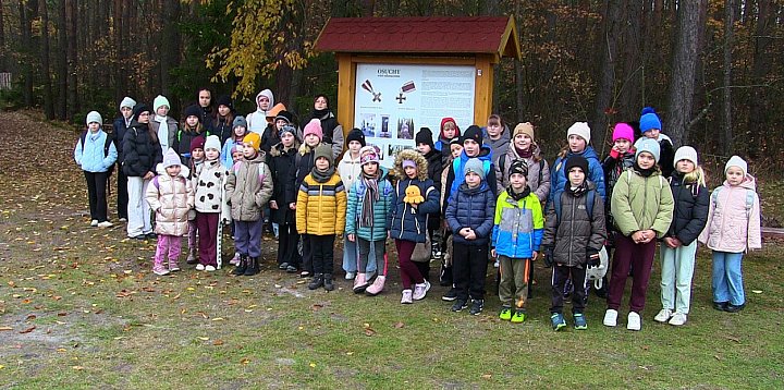 Wychowankowie MDK na patriotycznej wycieczce w Osuchach-58352