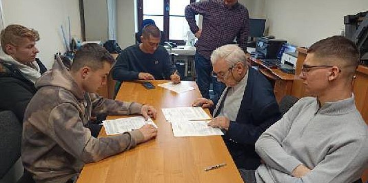 Uczniowie RCEZ Biłgoraj nagrodzeni cennymi uprawnieniam-58527