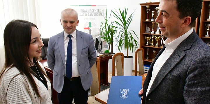 Gratulacje dla Gabrieli Zając od starosty i dyrektora