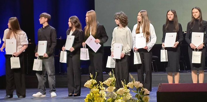 Uczniowie ONZ i „Budowlanki” ze stypendiami Marszałka