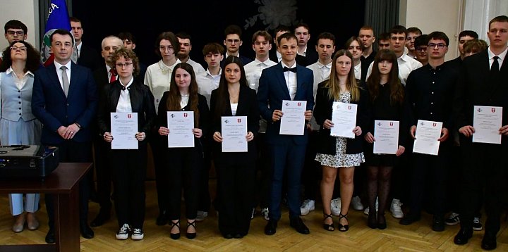 „Elektryk” żegna abiturientów. Sukcesy, nagrody i gratu