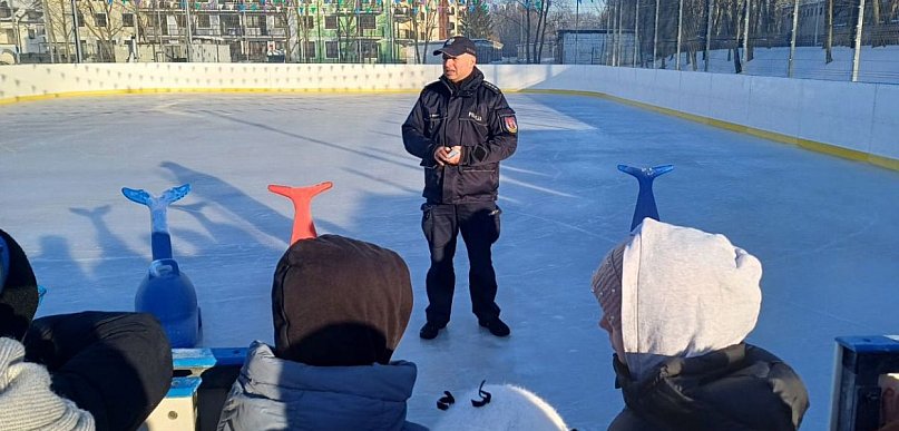 Policjanci rozmawiali z uczniami o bezpieczeństwie podczas ferii zimowych