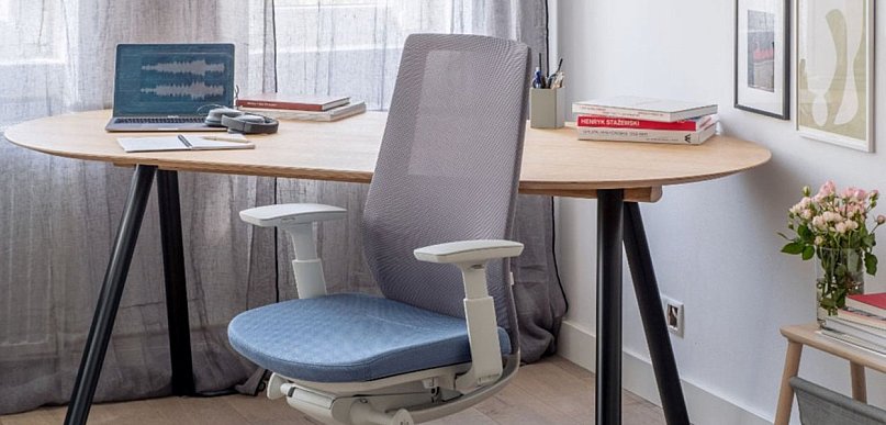 Jak odpowiednie podparcie pleców w fotelu ergonomicznym wpływa na samopoczucie w c