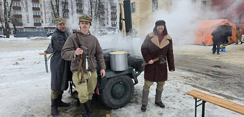Mundurowi, rekonstruktorzy i wojskowa grochówka. „Obóz WOŚP” przy BCK