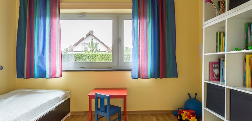 Bezpieczne i piękne firany do pokoju dziecięcego - na co zwrócić uwagę
