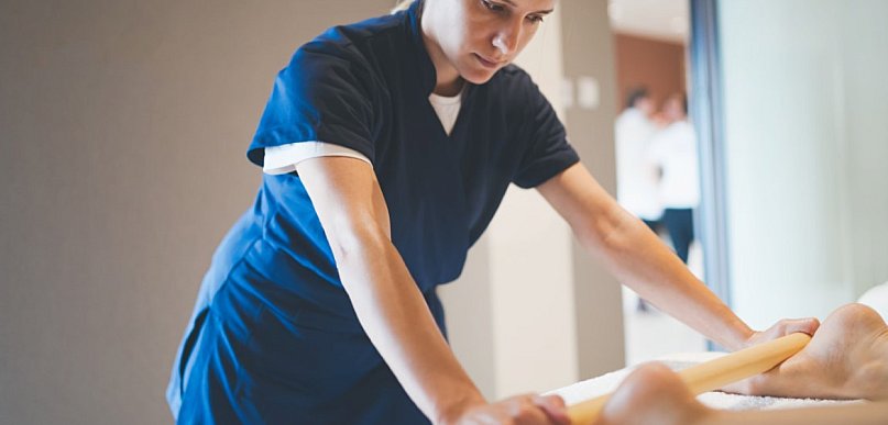 Masażysta a fizjoterapeuta - różnice i uprawnienia