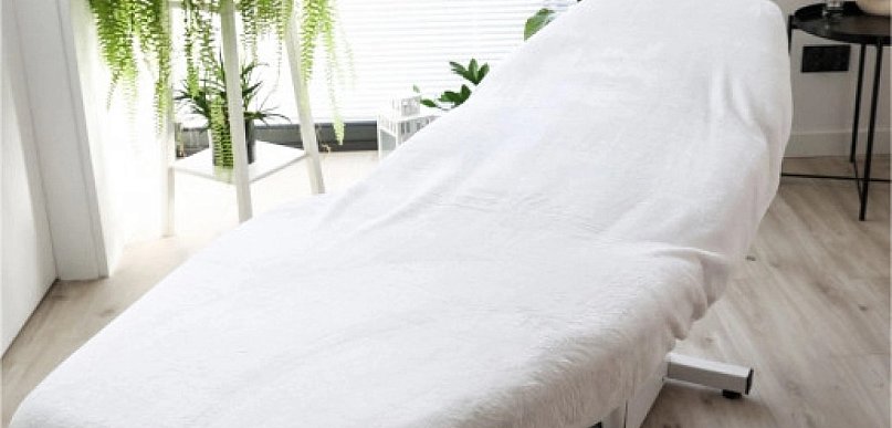Praktyczny pokrowiec na lozko kosmetyczne – obowiązkowy element komfortu w salonie
