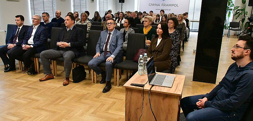 Czym oddycha Frampol? Mobilne płuca na rynku i debata o smogu (FOTO)