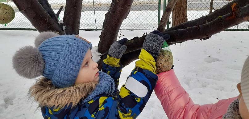 Małe ręce, wielkie serca. Przedszkolaki z Górecka Starego dbają o ptaki