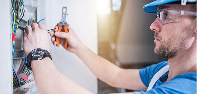 Zawód elektryka krok po kroku – jak zdobyć kwalifikacje i rozpocząć karierę