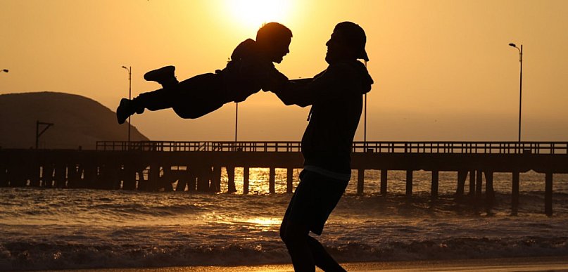 Śmieszne koszulki dla tatusiów – humor na Dzień Ojca, który naprawdę działa