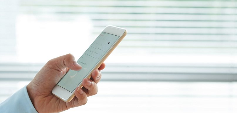 Automatyka rolet w praktyce – jak wygląda montaż i czy każdą roletę można zautomat