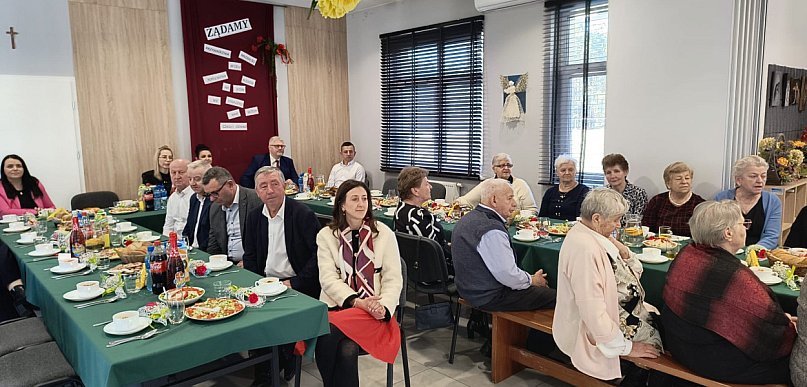 Dzień Kobiet w Dylach. Kwiaty, życzenia i muzyczna niespodzianka od seniorów