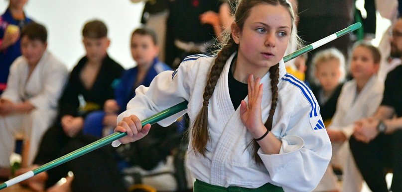 Młodzi wojownicy na macie w Potoku Górnym. Relacja z Ligi Ju-Jitsu Karate (FOTO)