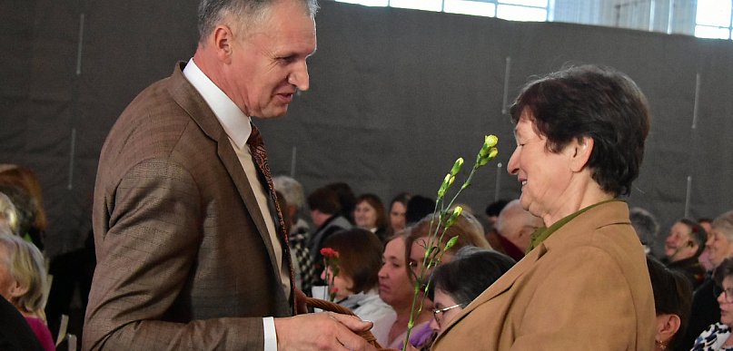 Kabaret, orkiestra i goździki. Pierwszy tak duży Dzień Kobiet w gminie Potok Górny