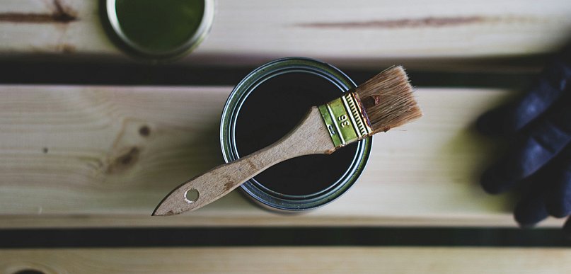 Lazura czy farba? Kompletny przewodnik po ochronie drewna na zewnątrz