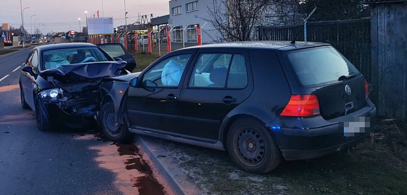 Biłgoraj. Czołowe zderzenie Seata i Volkswagena