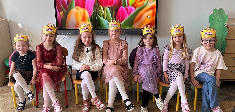 Dzień Kobiet z klasą. Relacja z Dnia Elegancji w Szkole Podstawowej w Obszy