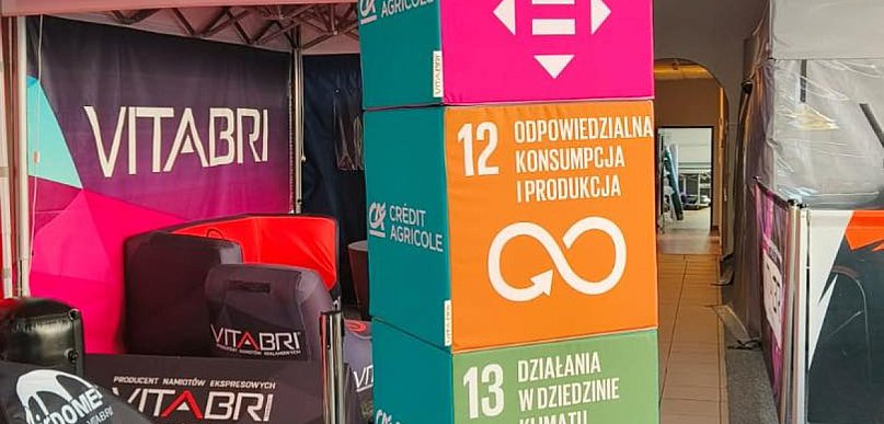 Kostki reklamowe z nadrukiem – mobilna forma promocji, która przyciąga uwagę