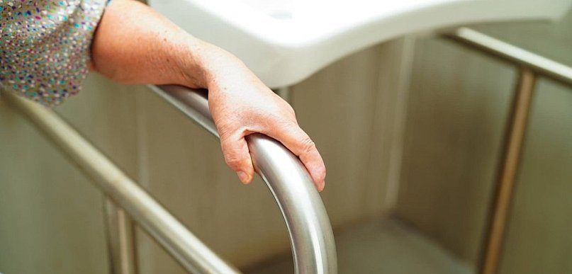 Jak wybrać trwałe poręcze do toalety do domu seniora?