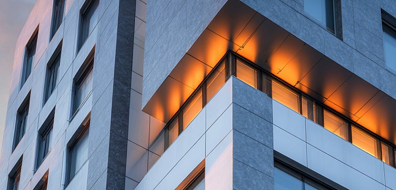 Dibond w praktyce – czym jest i gdzie sprawdza się płyta kompozytowa