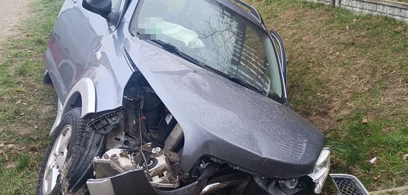 Wypadek w Budzyniu. 71-latek uderzył w betonowy przepust i trafił do szpitala