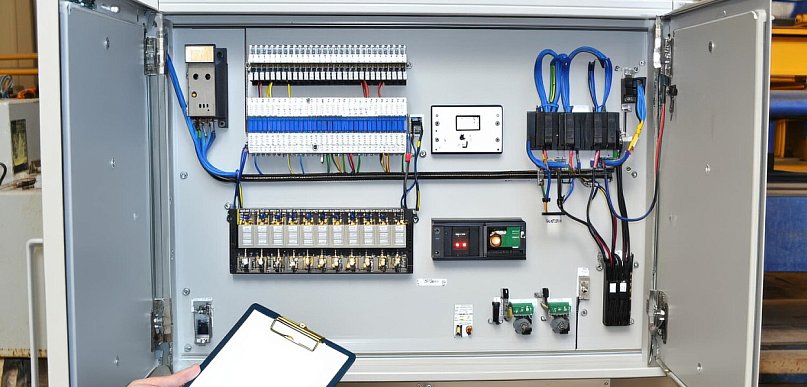 Wyposażenie szafy sterowniczej ? co powinno się w niej znaleźć?