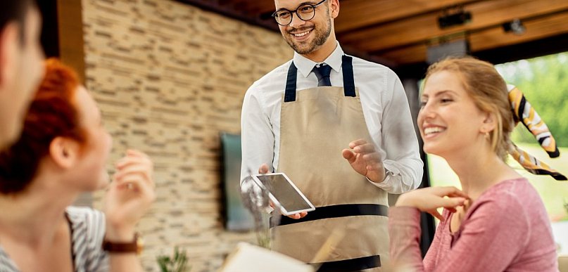 Jak firmy mogą przyjmować napiwki, jeśli nie mają gotówki?