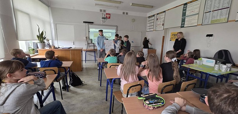 Fizyka łączy pokolenia. Niecodzienna zamiana ról w biłgorajskiej „Piątce”