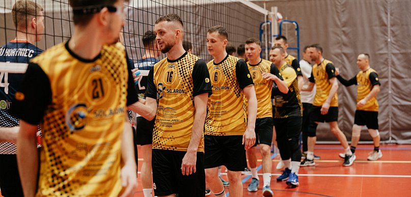 Siatkarska noc pełna emocji! Relacja z I Nocnego Turnieju Siatkówki