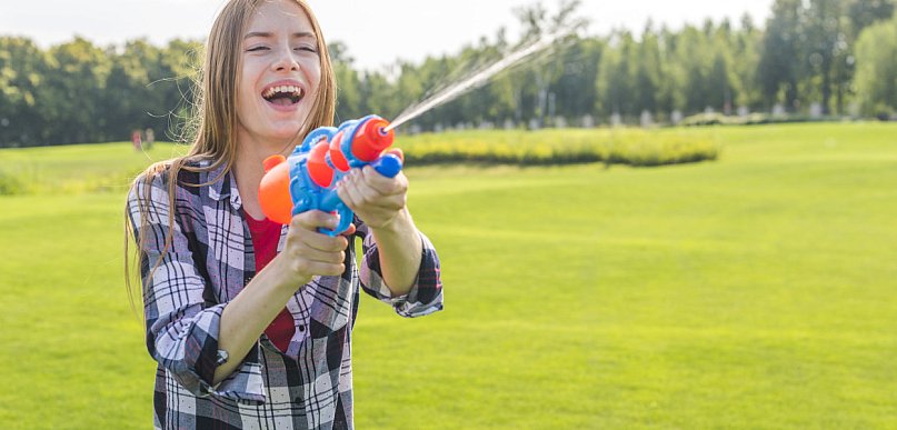 Mokry dyngus, suchy portfel? Sprawdź, jak uniknąć kary i oszustw w te święta