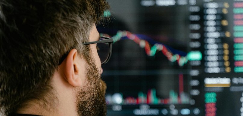 Jak inwestować globalnie będąc z małego miasta? Giełdy, ETF-y i kryptowaluty dla p