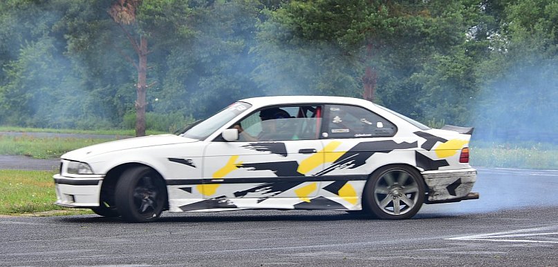 Nocny pościg w Biłgoraju: 23-latek driftował pod marketem i uciekał przed policją