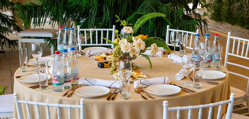 Jak pięknie zastawić stół na przyjęciu? Kilka wskazówek