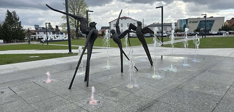Jaskółki „przyleciały” do Księżpola! Nowa fontanna już cieszy mieszkańców