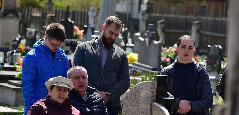 Modlitwa u grobu ks. Budzyńskiego: Relacja z dnia skupienia w Górecku Kościelnym