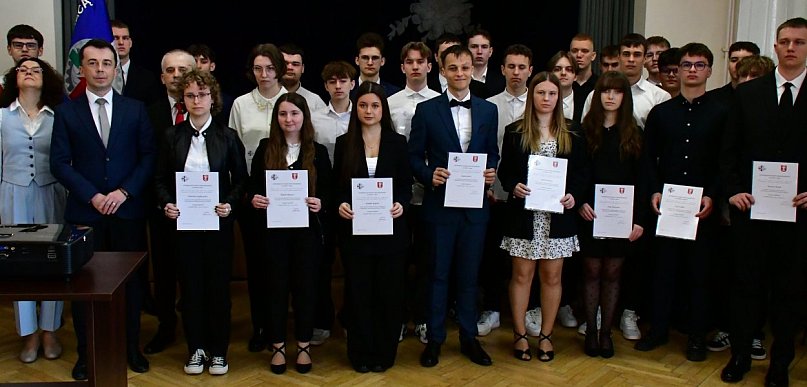 „Elektryk” żegna abiturientów. Sukcesy, nagrody i gratulacje w biłgorajskim RCEZ