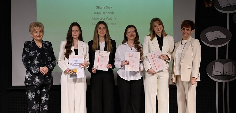 Zamknięty rozdział, otwarta księga. Absolwenci I LO im. ONZ ruszają w świat!