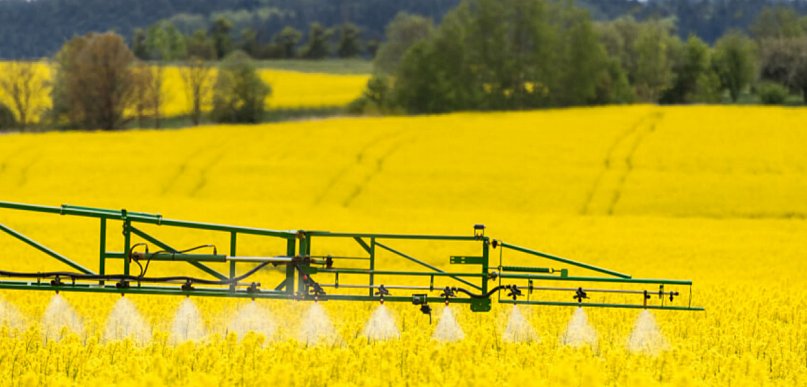 Opryskiwacz ciągany czy samojezdny – co sprawdza się w dużym gospodarstwie?