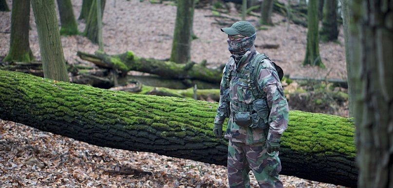Kamuflaż czy Bushcraft – co lepiej ukrywa w lesie?