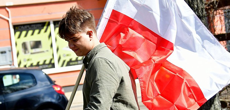 Biało-czerwony Biłgoraj: Rozdano 400 flag w ramach akcji „Spacer z flagą”