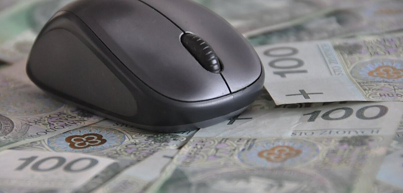 Wykonując instrukcje fałszywego „pracownika banku” stracił 6 tys. zł