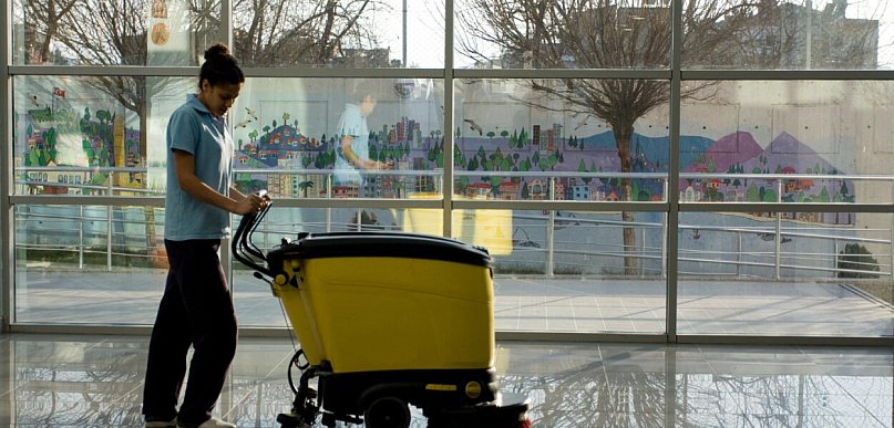 Jaka maszyna czyszcząca do podłóg sprawdzi się przy zabrudzeniach