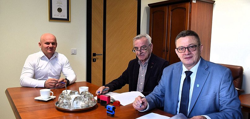 Burmistrz Frampola podpisał umowy na modernizację dróg w gminie