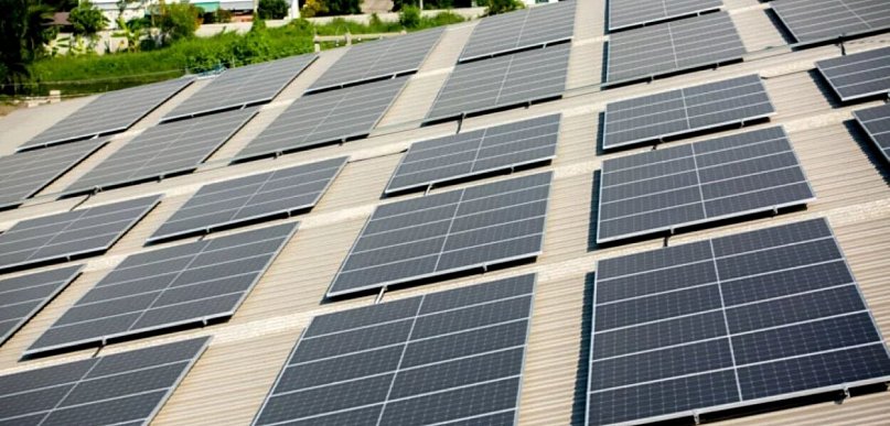Moduły dwustronne i systemy montażowe dla farm PV
