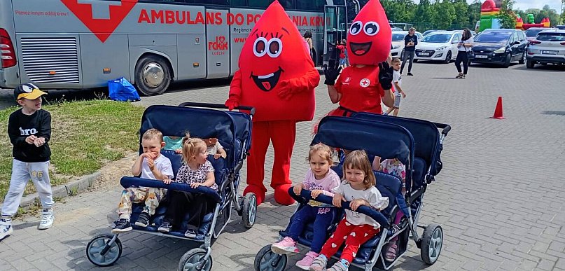 Nauczyciele na scenie, krwiobus pod szkołą. Sukces we Frampolu